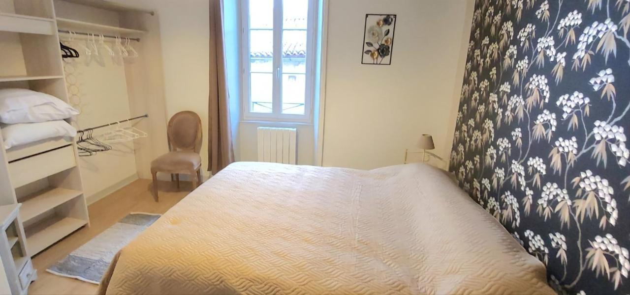 Maison De Ville Avec Terrasse "La Sympathique" Jonzac Exteriör bild